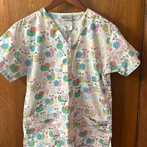 Snail scrub top
